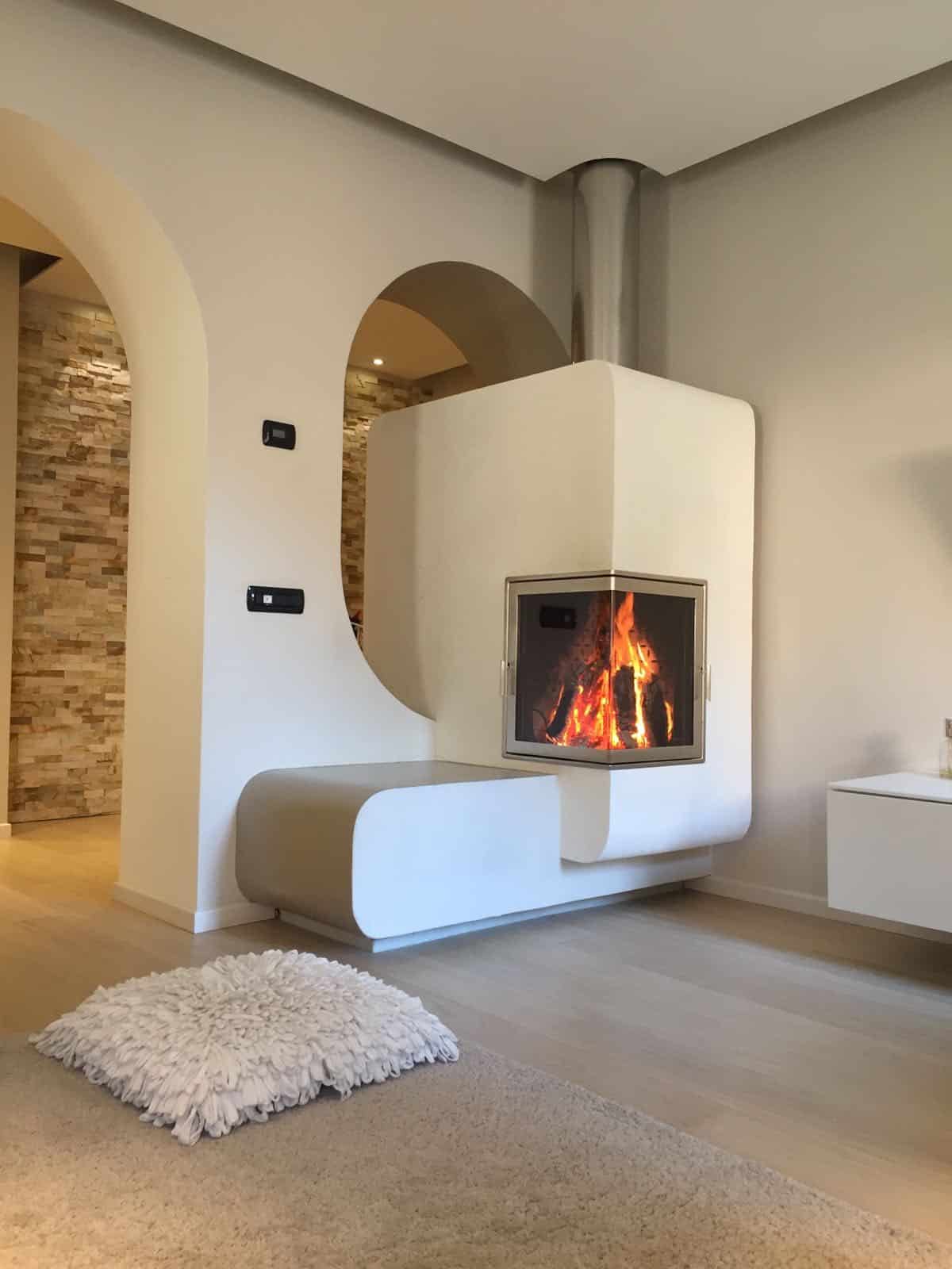 Design-Kamin mit organischer Form von ambio