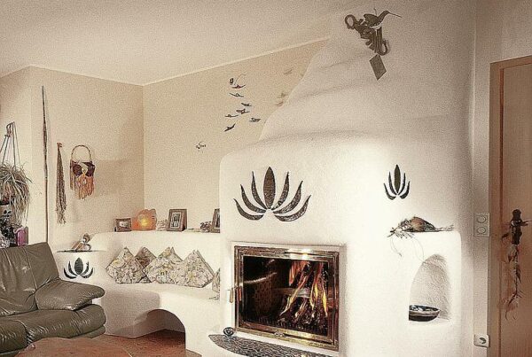 Organischer Kachelofen im Yogastil mit Lotusblumen-Muster und dekorativen Elementen