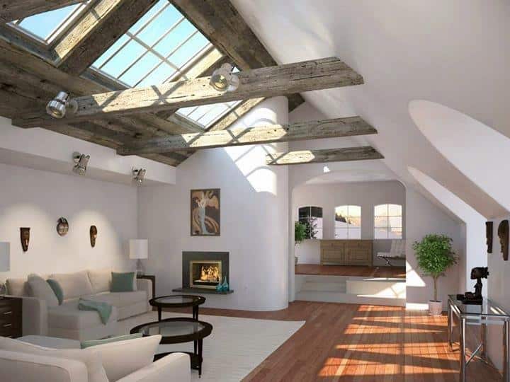 Offenes Wohnzimmer mit Kamin und Dachfenstern, moderne Möbel und Holzboden.