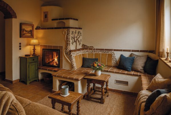 Gemauerter Speicherofen mit Eckbank und dekorativen Naturstein-Elementen