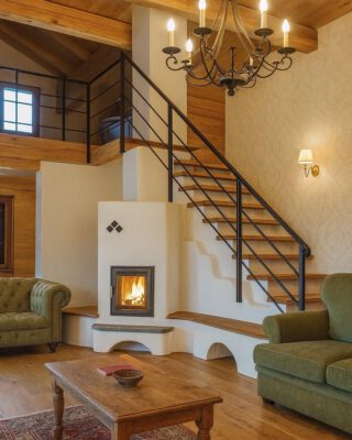 Grundofen mit Sitzbank und Treppe – gemütliches Wohnambiente